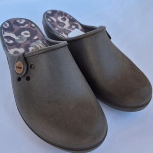 Crocs Alice Work Clogs Espresso Brown Leopard Insole - Women's 9 (NWT)